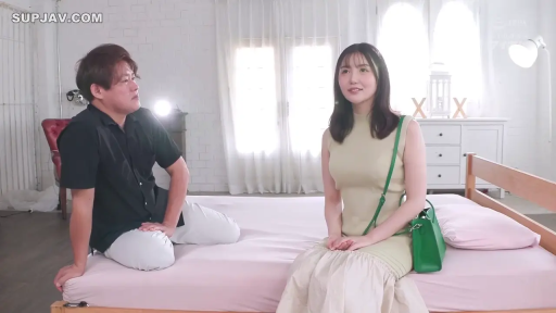 坐姿 · 臥室 · 微笑 · 遠景 · 交流 · 无袖连衣裙 · 绿色挎包