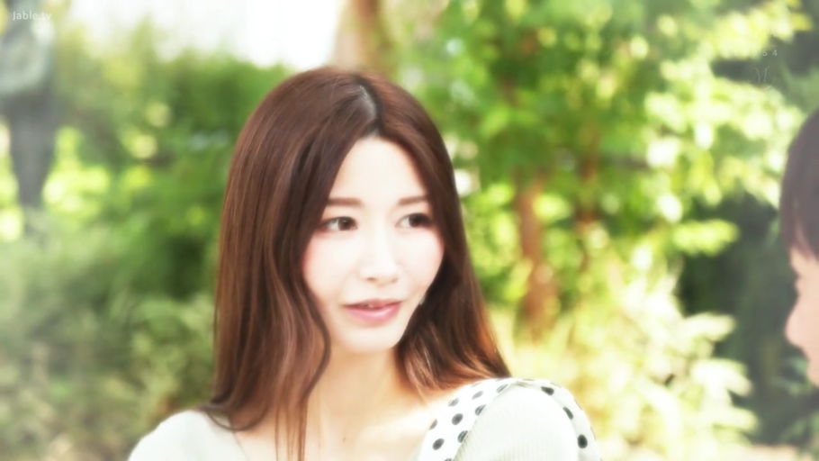 交谈 · 臉部特寫 · 微笑 · 户外 · 长发 · 侧头 · 浅色上衣 · 波点背带