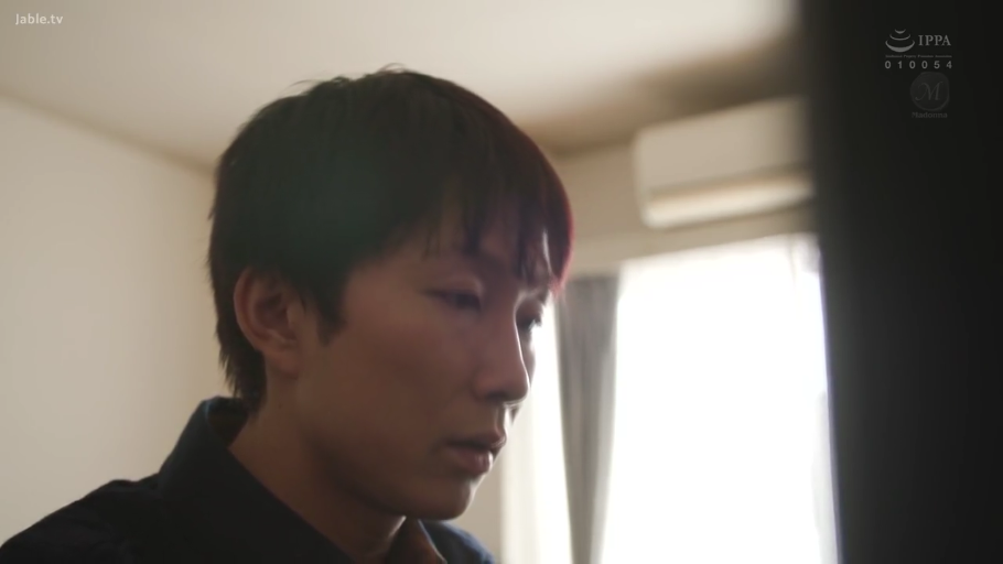 室内 · 坐姿 · 专注 · 面部特写 · 注视 · 男优 · 深色衬衫