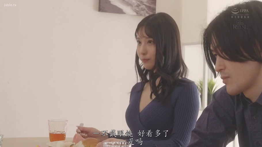 坐姿 · 交谈 · 巨乳 · 中景 · 自然 · 室内餐厅 · 餐具 · 蓝色深V针织衫