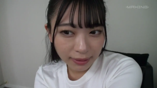 室内 · 平静 · 面部特写 · 凝视 · 白色T恤 · 低头俯视 · MAXING水印