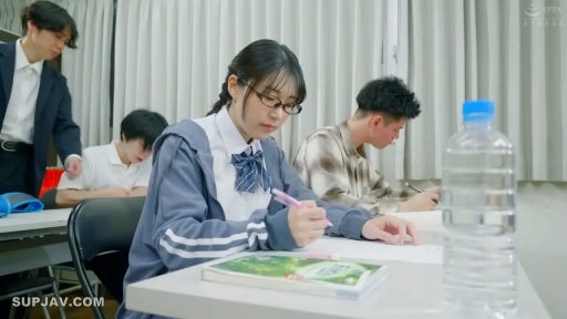 Sitting Posture · School uniform · Classroom · Medium shot · 认真 · Study · Amateur feel · 水瓶