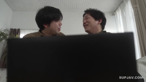 室内 · 坐姿 · 专注 · 电脑 · 衬衫 · 上半身 · 双人 · 观看