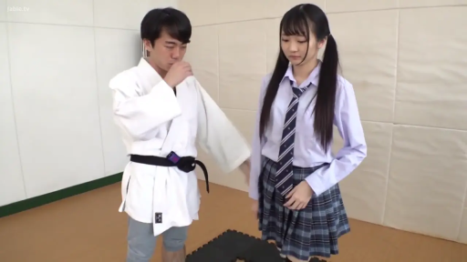 全身 · 站立 · 平静 · 对视 · 柔道服 · 垫子 · 道场 · 日本