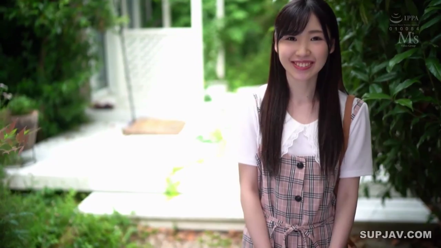 站立 · 中景 · 面对镜头 · 笑容 · 素人 · 庭院 · 格子背心裙