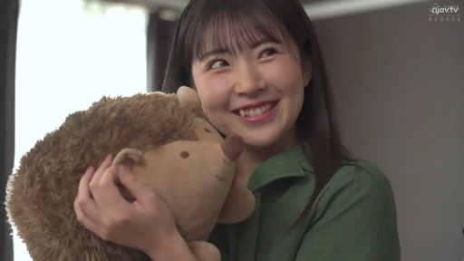 室内 · 头部特写 · 黑长直 · 怀抱 · 绿色衬衫 · 拥抱玩偶 · 笑容甜美 · 刺猬公仔