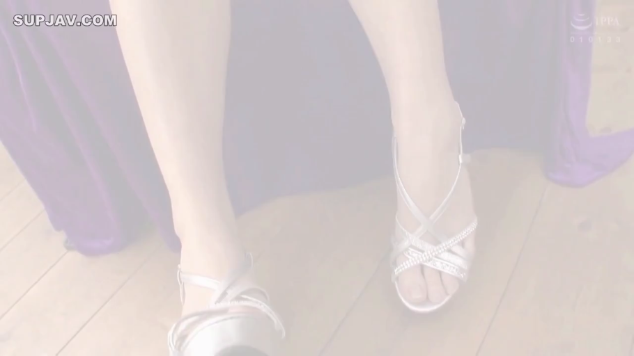 臀部 · 床上 · 成人内容 · 暴露 · 网袜 · 撅起