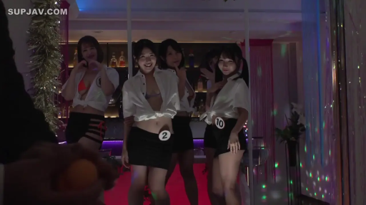 站立 · 中景 · 白衬衫 · 微笑 · 多人 · 酒吧 · 挑発 · 编号牌