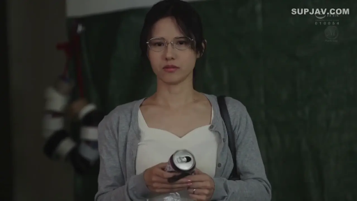 室内 · 严肃 · 眼镜 · 中景 · 站姿 · 注视 · 易拉罐 · 开衫