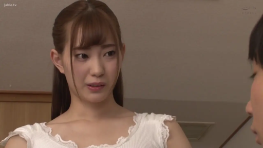 室内 · 坐姿 · 委屈 · 白色背心 · 对视 · 头部 · 情感互动