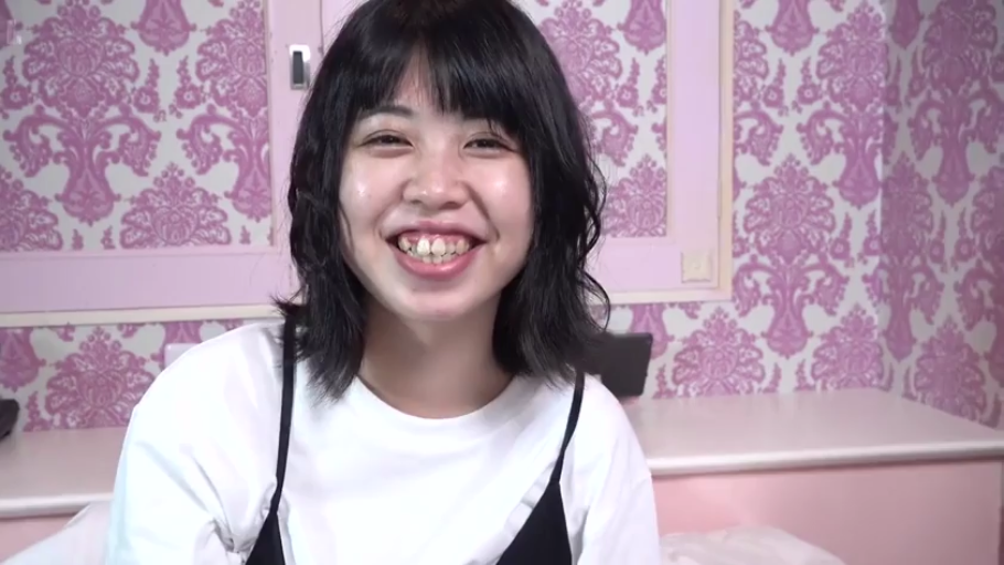 室内 · 坐姿 · 面对镜头 · 上半身 · 灿烂笑容 · 白色短袖配黑色吊带 · 短黑发