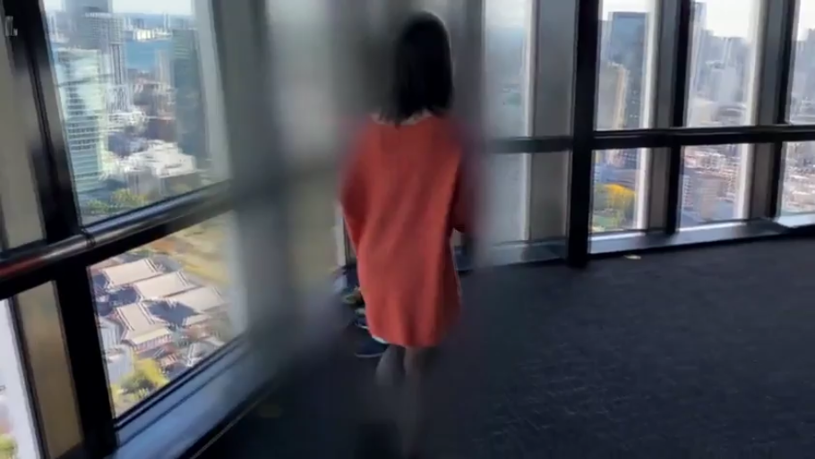 遠景 · 行走 · ぼかし処理 · 落地窗 · 观景台 · 长款毛衣 · 观景