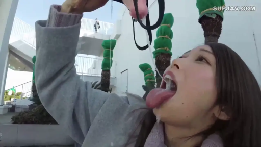 站立 · 陶醉 · 户外 · 假阳具 · 恋物癖 · 灰色外套 · 舌头特写 · 饮尿