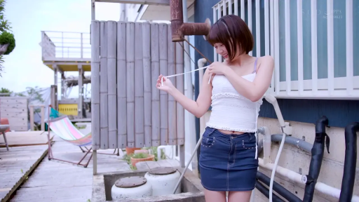 站立 · 中景 · 微笑 · 户外 · 短发 · 牛仔短裙 · 整理肩带