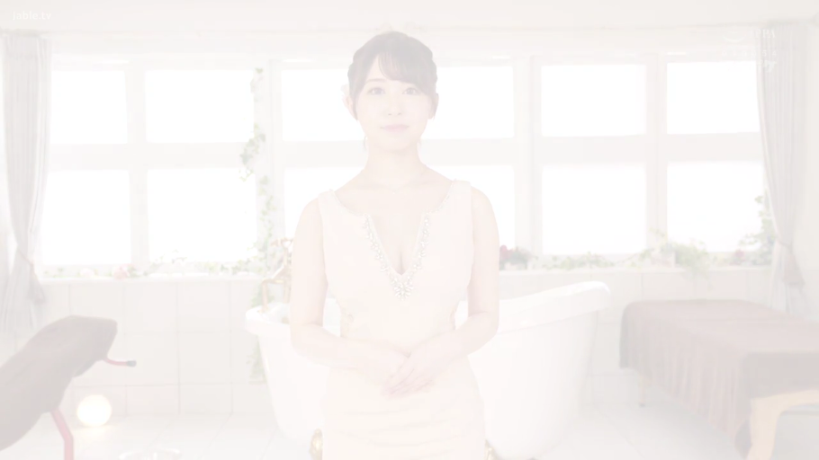 浴室 · 深V连衣裙