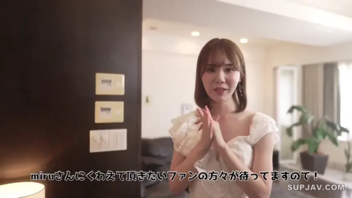 室内 · 双手合十 · 中景 · 微笑 · 日文字幕 · 面对镜头说话 · 白色荷叶边连衣裙