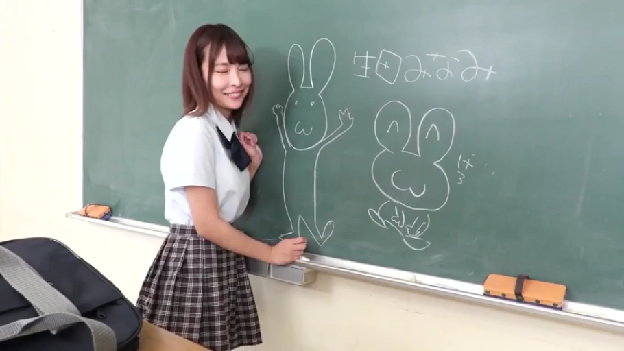 校服 · 教室 · 中景 · 粉笔 · 校园题材 · 侧向站立 · 甜美微笑 · 在黑板上绘图