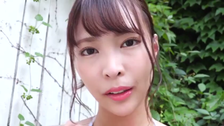 面部 · 自然 · 户外 · 注视镜头 · 绿植 · 白色吊带 · 正面 · 清新