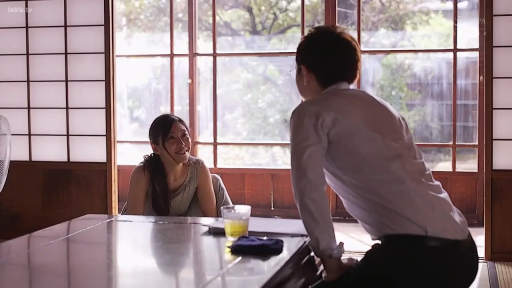 和室 · 全景 · 微笑 · 榻榻米 · 交流 · 熟女 · 对坐 · 无袖背心