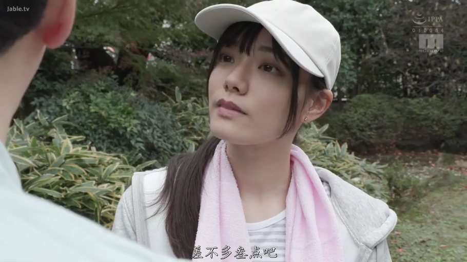 严肃 · 脸部 · 站立 · 休闲装 · 对视 · 清纯 · 公园 · 帽子