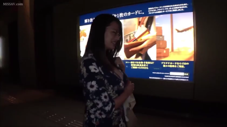 中景 · 小花柄ワンピース · 室内廊下 · 侧身站立