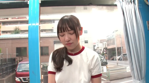 坐姿 · 运动服 · 半身像 · 巴士车内