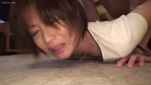 室内 · 白色半袖 · うつ伏せ · 顔のクローズアップ