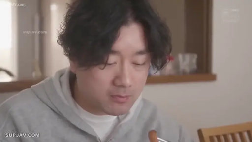 室内 · 座り姿勢 · 面部 · 平静 · 进食 · 日常 · グレー パーカー · 筷子