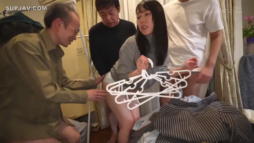 弯腰 · 下半身 · 居室 · 灰色毛衣 · 衣架 · 多人猥亵 · 惊愕 · 群交预兆