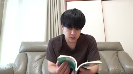 坐姿 · 单人 · 专注 · 中景 · 客厅 · 书籍 · 看书 · 褐色短袖