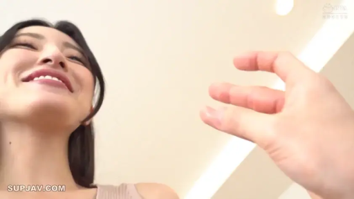 Close-up of the face · Bedroom · POV视角 · Sleeveless top · 俯视姿势 · 开心表情 · 微笑互动