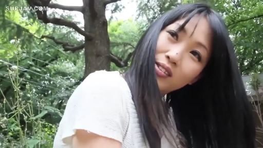 脸部特写 · 白色短袖 · 微笑 · 注视 · 歪头 · 户外公园 · 长发亚洲女性