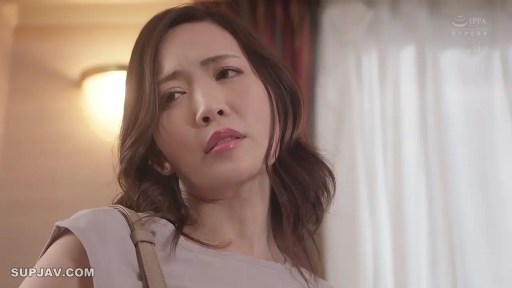 室内 · 脸部特写 · 站立 · 对视 · 熟女 · 忧虑 · 单肩包 · 浅色无袖衫