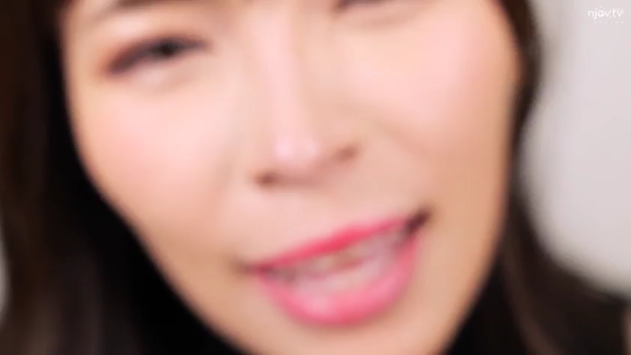 Indoor · 面部特写 · 黑色上衣 · 正对镜头