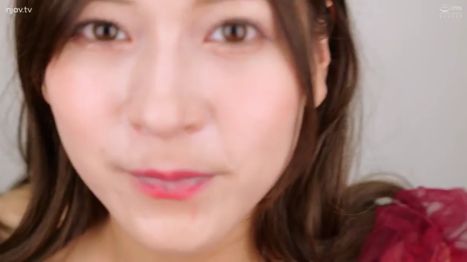 室内 · 脸部特写 · 自然 · 注视 · 长发 · 正面 · 红色荷叶边衣服