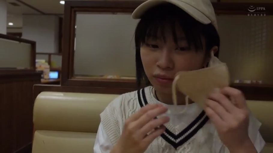仰卧 · 性行为 · 中景 · 欢愉 · 室内沙发 · 靠枕 · 黄色比基尼 · 舔阴行为