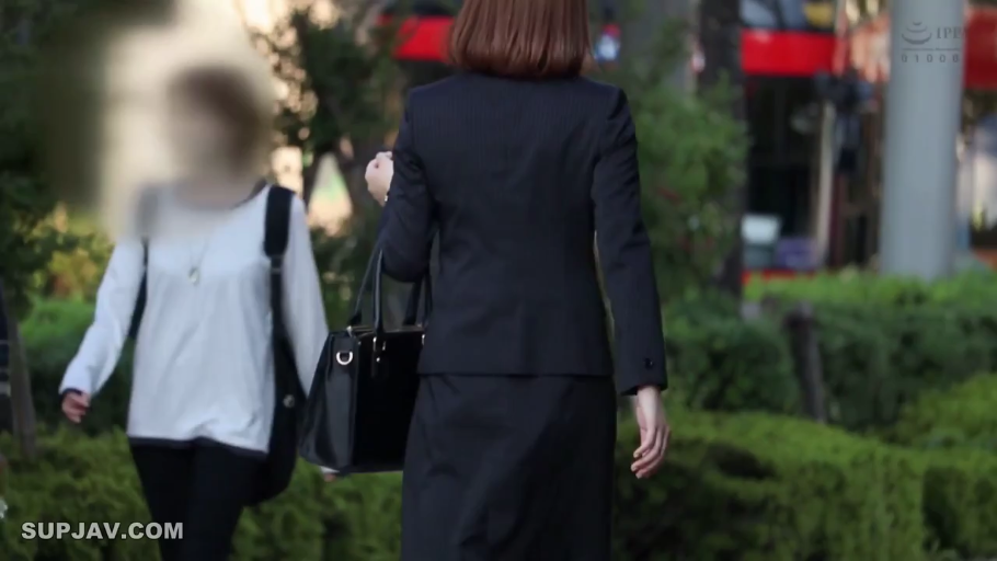 性交 · 教室 · 全裸 · 后入式 · 阴部特写 · 课桌椅 · 校园