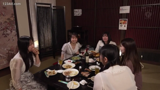 第一视角 · 私处特写 · 沙发 · 微笑 · 学生制服 · M字腿 · 揉捏私处