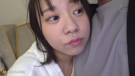 室内 · 憂鬱 · 顔部のクローズアップ · 注視 · 浴袍 · 依偎