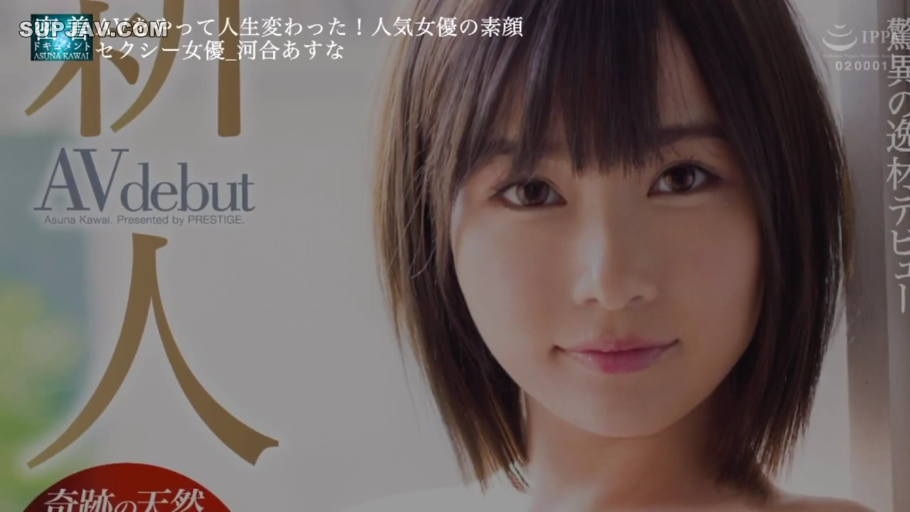 室内 · 脸部特写 · 微笑 · 凝视 · 短发 · 正面 · 裸肩