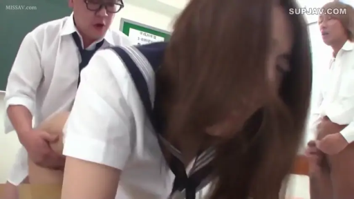 教室 · 群交题材 · 男式衬衫 · 多人性行为 · 中景特写 · 表情迷离 · 课桌黑板 · 弯腰屈体