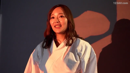 室内 · 站姿 · 微笑 · 半身特写 · 谈话 · 暖色灯光 · 空手道服