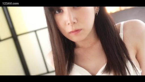 室内 · 脸部特写 · 俯身前倾 · 注视镜头 · 白色吊带 · 清冷 · 耳饰 · 长直发