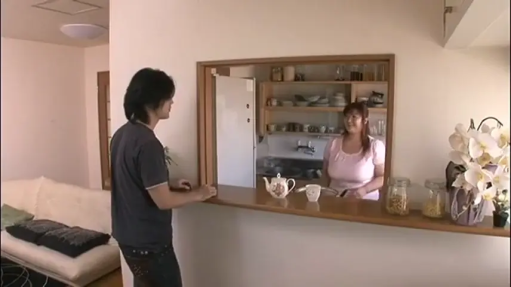 交谈 · 全身 · 站立 · 微笑 · 熟女 · 茶具 · 休闲常服 · 客厅厨房