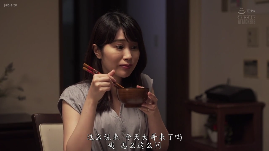 坐姿 · 平靜 · 碗筷 · 餐厅 · 日常场景 · 灰色连衣裙 · 吃飯