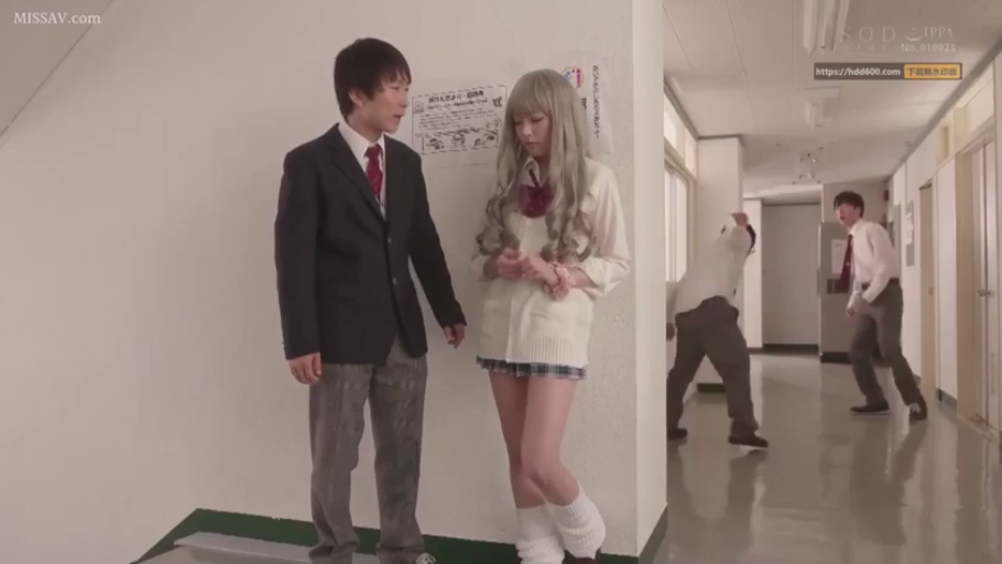 交谈 · 全身 · 忧郁 · 校服 · 站立 · 制服诱惑 · 学校走廊