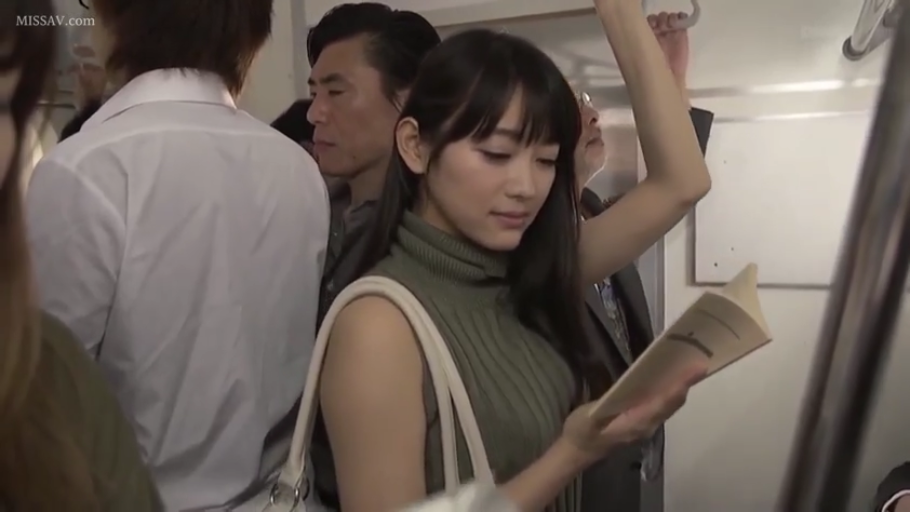 站姿 · 平静 · 半身 · 书籍 · 痴汉 · 电车 · 看书 · 无袖高领毛衣