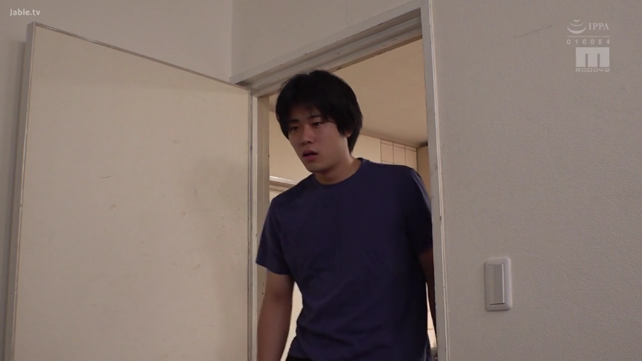 室内 · 站姿 · 微笑 · OL · 职业套装 · 窥视 · 屏风