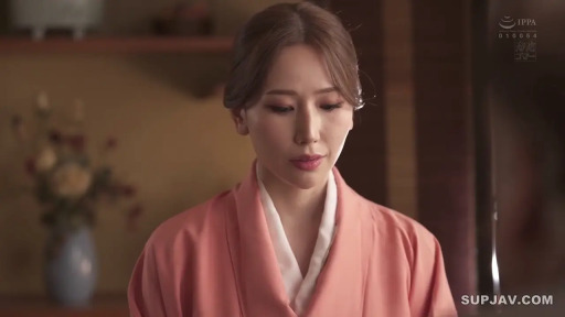 室內 · 半身 · 沉静 · 粉色和服 · 低头姿势 · 花卉 · 靜立 · 气质女性