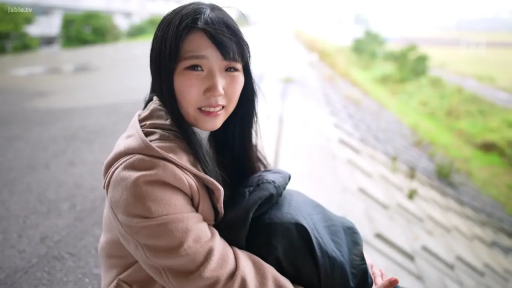 坐姿 · 中景 · 户外 · 棕色大衣